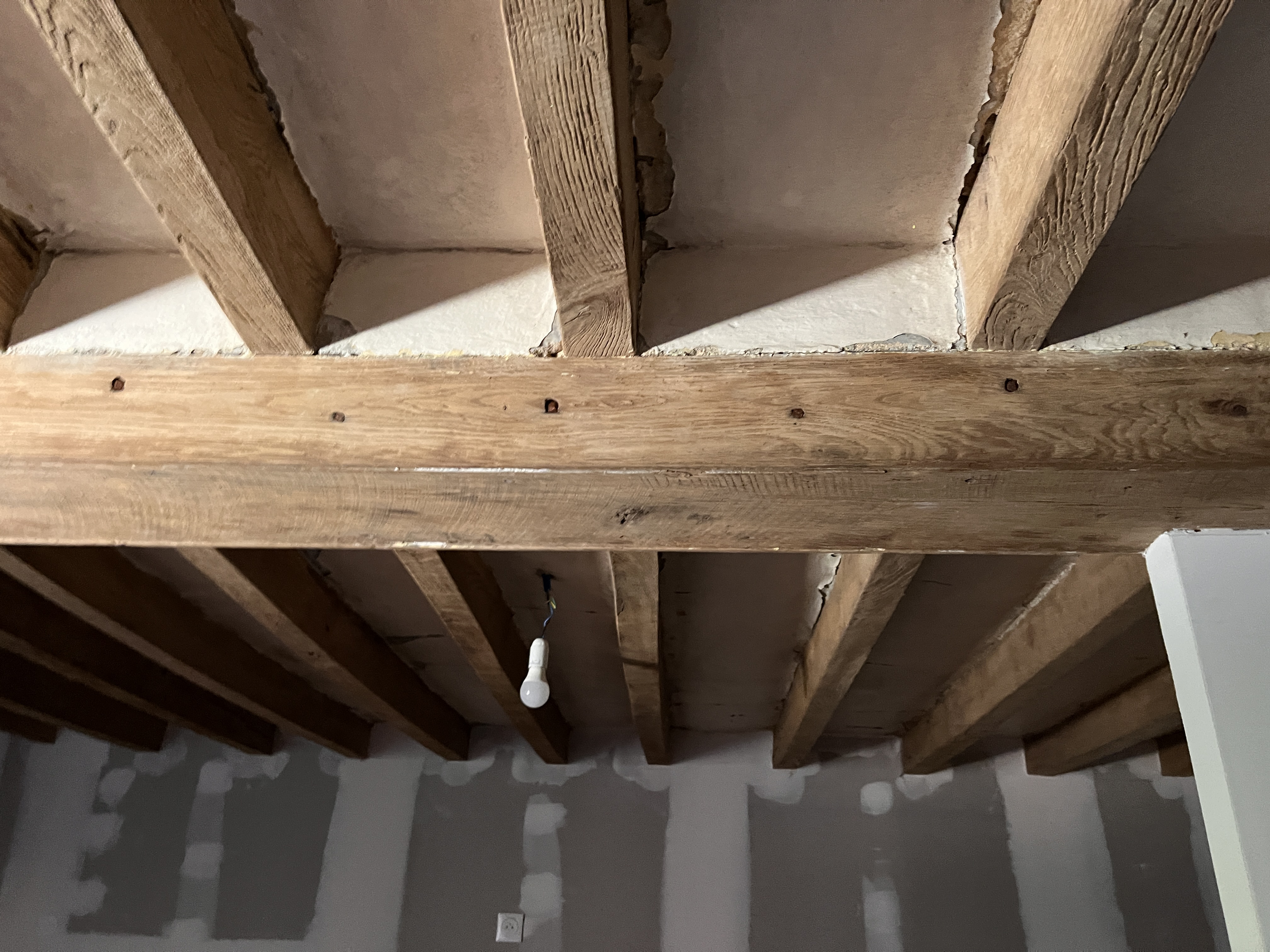 Plafond à solives en chêne restaurées