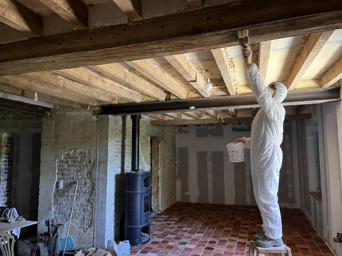 Traitement d’un plafond à solives sur mur en pierre